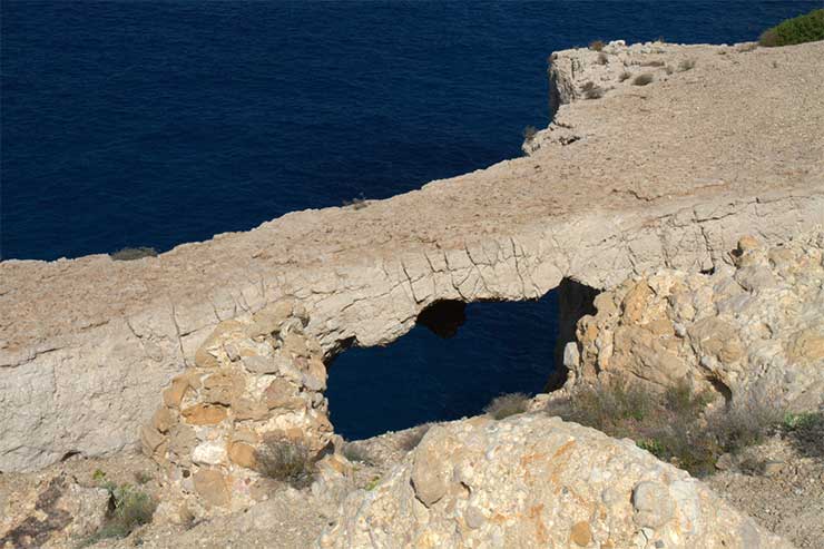 Puente de Piedra para llegar a la cala secreta de Aubarca