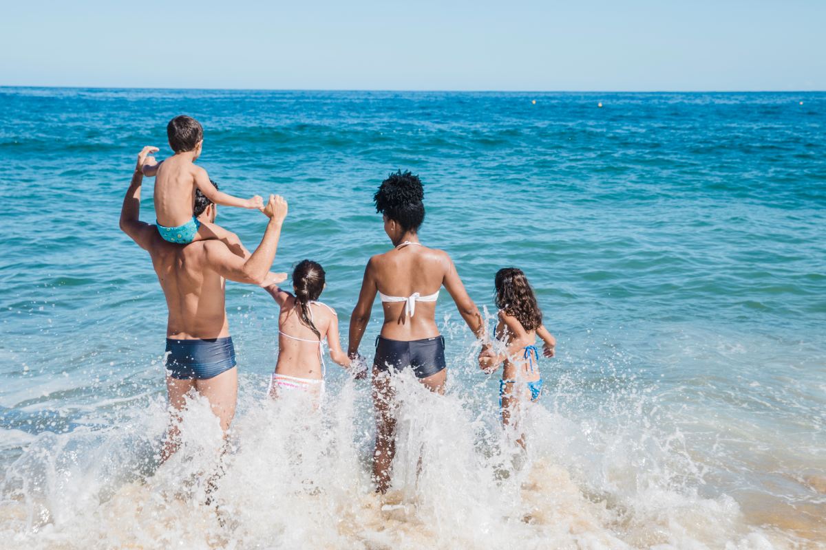 Familia en una playa de Ibiza