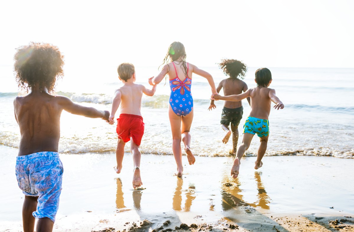 Niños corriendo por una playa de Ibiza