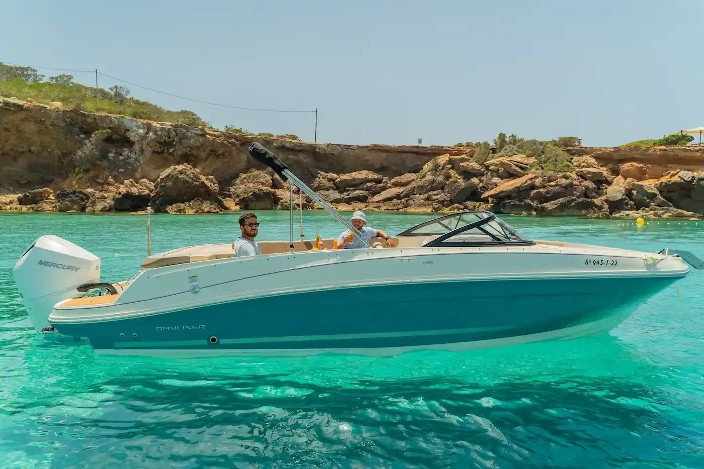 Barco navegando por la costa de Ibiza Barco navegando por la costa de Ibiza