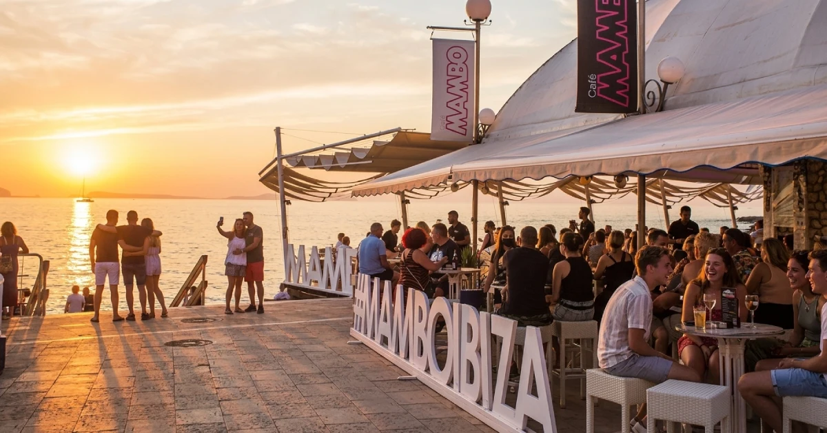 Terraza de Café Mambo en San Antonio, Ibiza, durante el atardecer